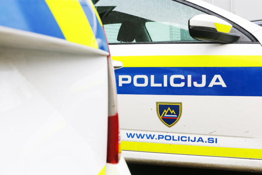 V hišni preiskavi našli orožje, policijske patrulje.