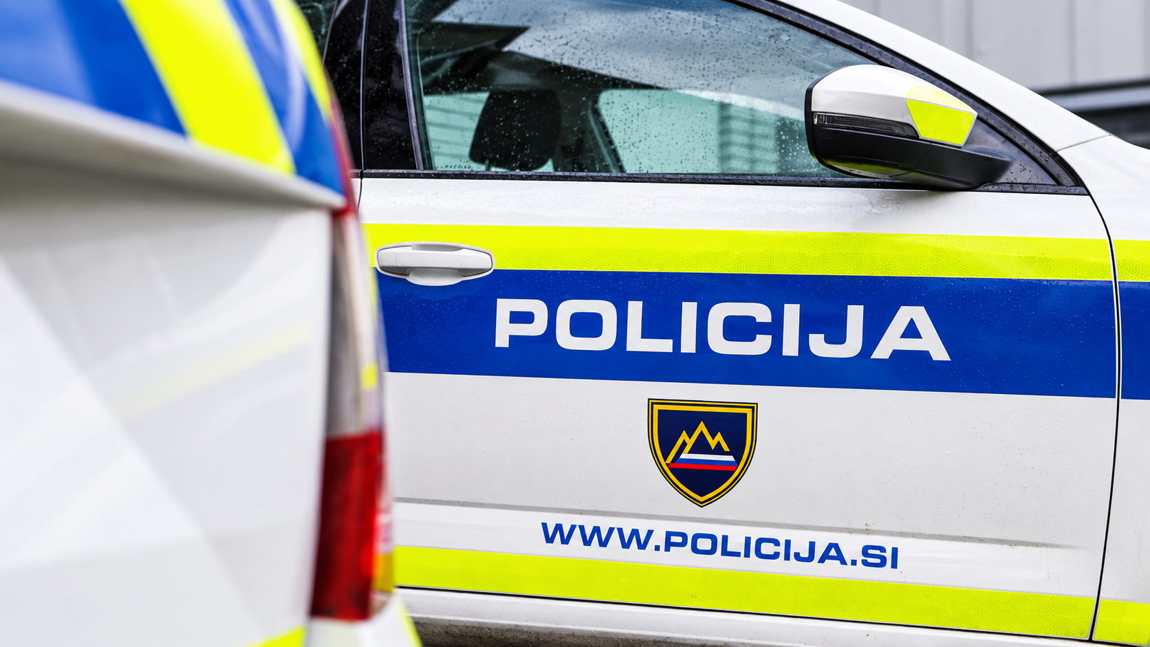 V hišni preiskavi našli orožje, policijske patrulje.