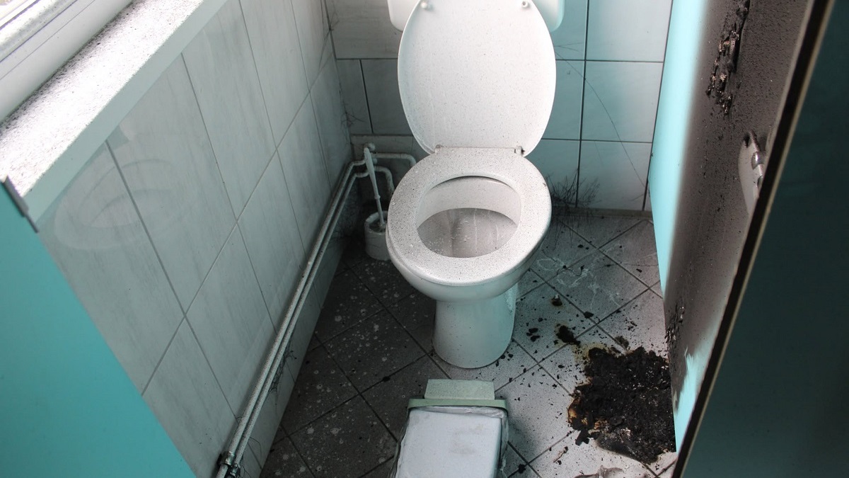 Požar v sanitarijah OŠ Brestanica.