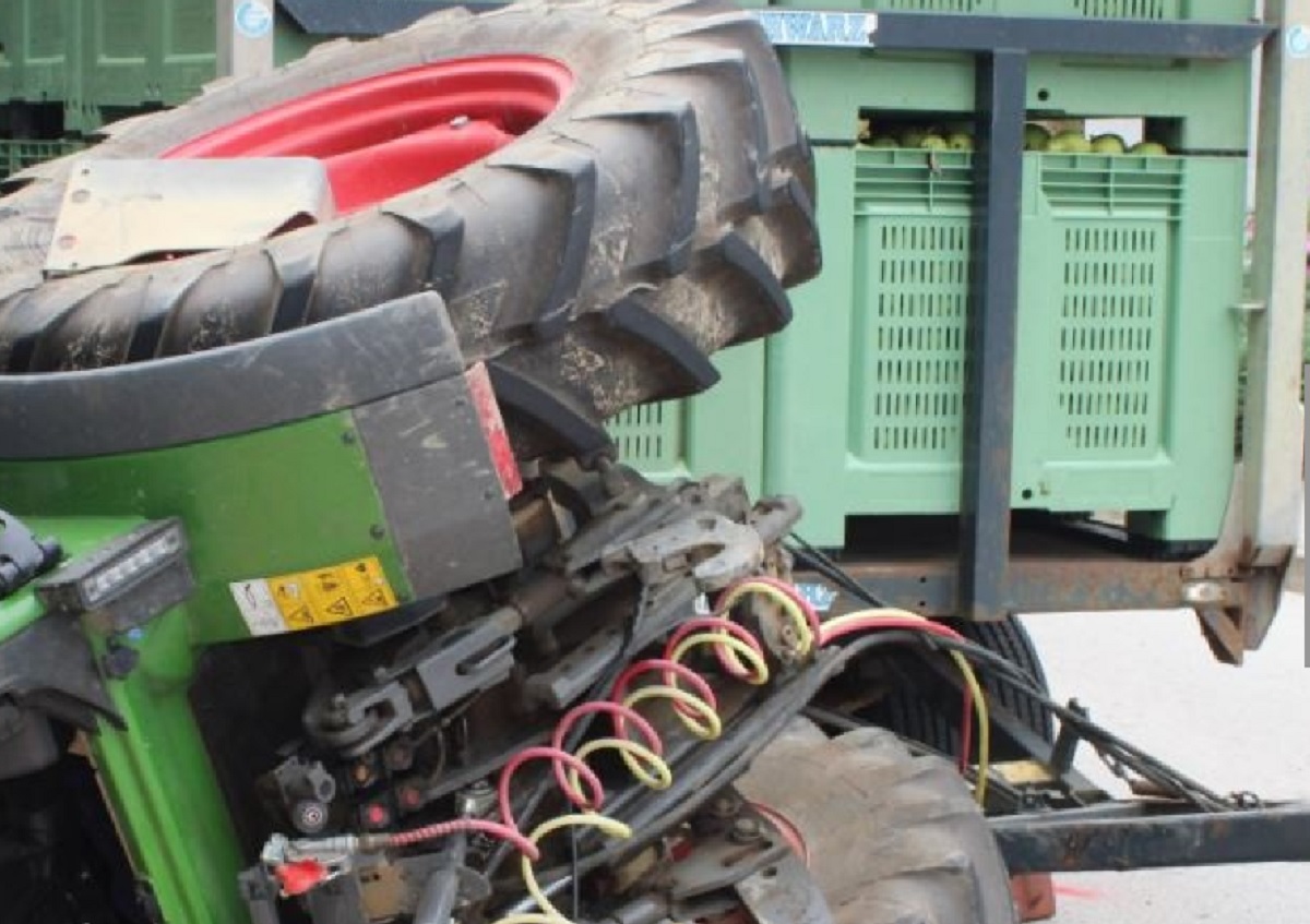 Prevrnjen traktor
