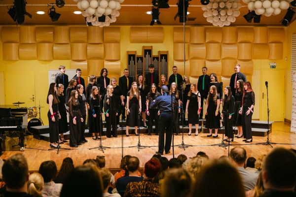 mesani-pevski-zbor-gimnazija-brezice-161457FFB-0849-761F-27BC-A025B5553B84.jpg