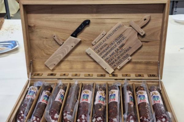salame3A82704A-E0F5-9928-9987-CEE7B2DE6A1F.jpg