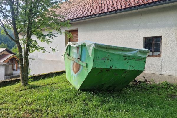 invazivne-rastline-zabojnik-18634DD97-06DB-F11F-D85E-32328C8A6E96.jpg