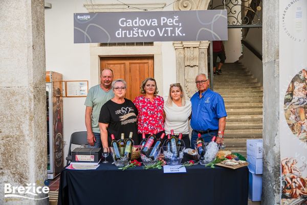 kruh-vino-brezice-1011FA6EC-8679-B81D-697E-296124A18E19.jpg