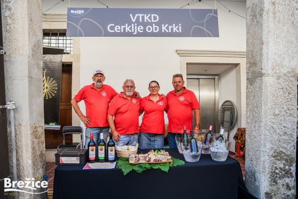 kruh-vino-brezice-36B4E412B-1A82-7A7E-E390-2C8F88443959.jpg