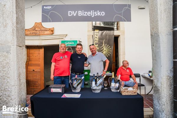 kruh-vino-brezice-5A3ADBA97-AA80-E2D1-74E1-CF9F65C05A8C.jpg