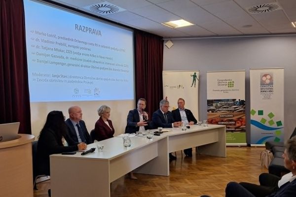 okrogla-miza-janja-starc-4297853E8-3F8C-C039-88A2-ECB59C2F983D.jpg