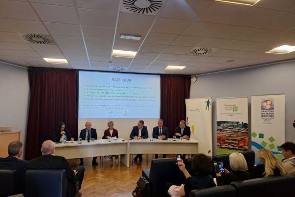 okrogla-miza-janja-starc-5FD2606AC-E607-DBCA-CC5A-141E94812A6D.jpg