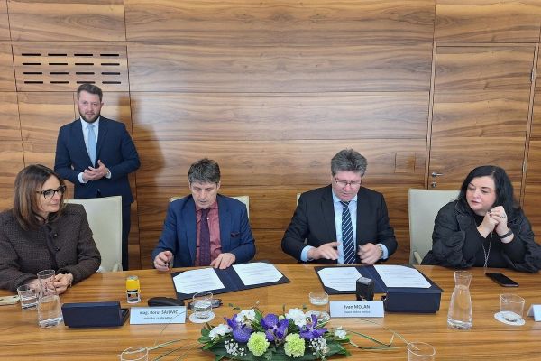 brezice-podpis-pogodbe-pisece-2026-5D3B0BEAC-4EA7-B573-DD0C-7ACB0FA2C657.jpg