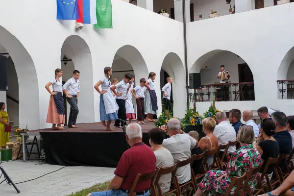 raka-praznuje-09BB9F6CC1-FB28-E59E-ABAF-567FB16E0DF9.webp