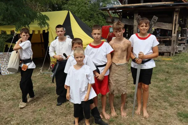 srednjeveski-dan-na-gradu-raka-07275C49ED-A48B-39B3-A6B9-A8C498DC2F86.webp