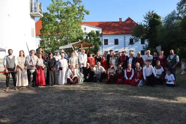srednjeveski-dan-na-gradu-raka-117C472CA1-F8F5-DE84-00E8-FD90DE7C388E.webp