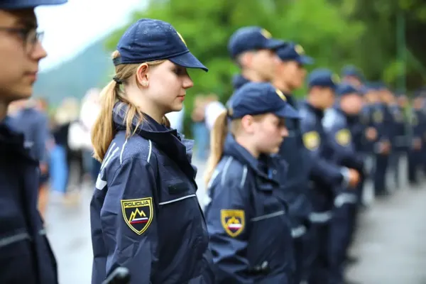 policija-kamp-0126A13C49-6C68-C5A0-22B6-9534F4A1C9FC.webp