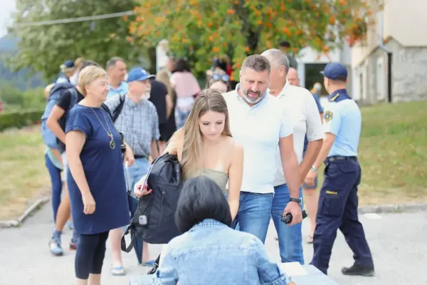 policija-kamp-027FD0E987-8619-45B3-E661-81C71B7B6ADC.webp