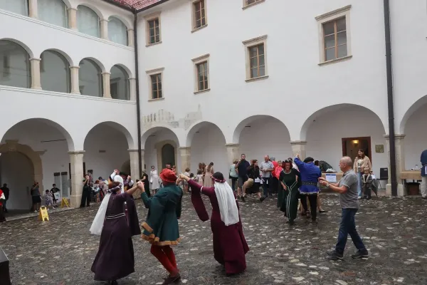 srednjeveski-grad-08140D0DE5-8B3D-E9AC-6305-5AF9F1C322EC.webp