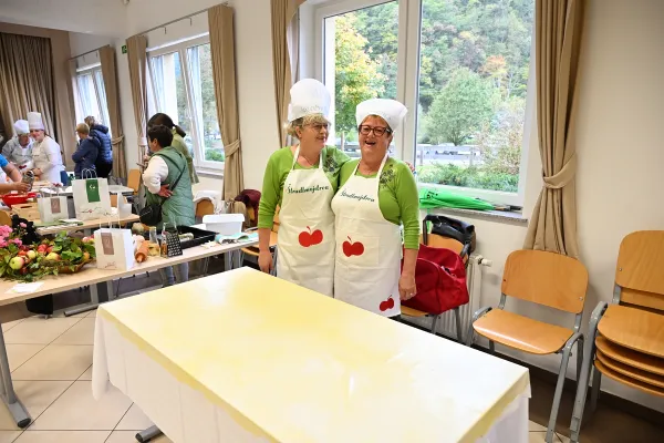 jabolcni-strudelj-podsreda-clanici-drustva-kmetic-ajdaA8A0EE64-5E0E-3EFD-010A-4B2C92126138.webp