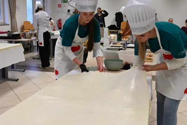 naslovna-jabolcni-strudelj-podsreda-1200x6756096B65A-A253-28FB-DABA-2633CFCD956D.webp