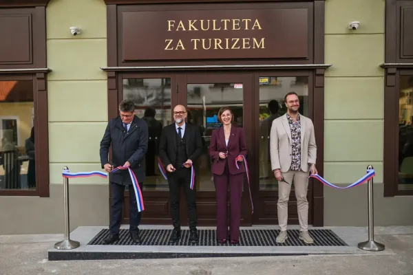 otrvoritev-fak-za-tur-15BFD07C35-390B-9259-E3C8-7119A8BBE009.webp