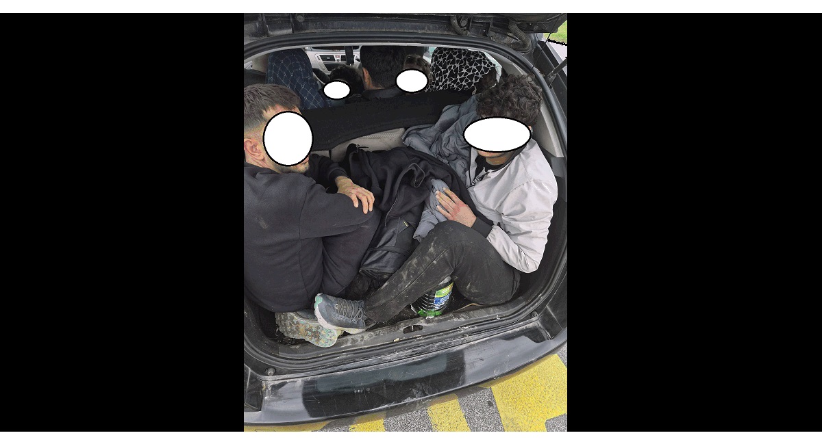 Devet skritih migrantov v citroenu.