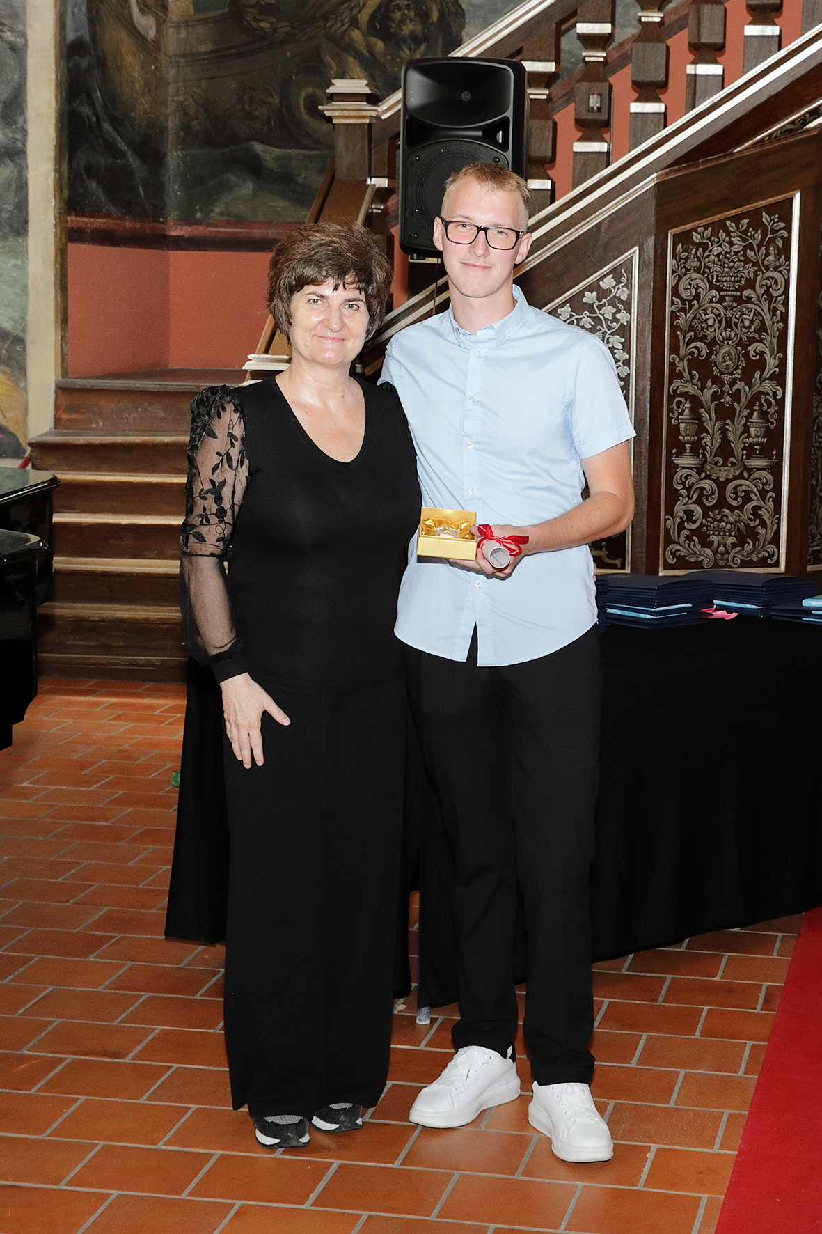 Ravnateljica SIC Brežice dr. Mojca Tomažin in prejemnik kristalne piramide Rok Beričnik. FOTO ROŽMAN