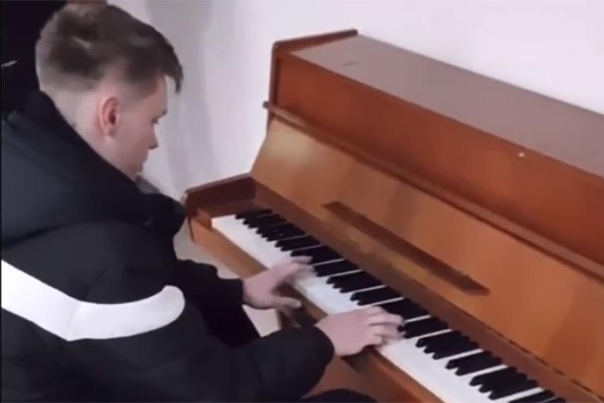 Gregor Glas igra klavir